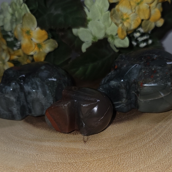 Bloodstone Skull Trio - Picture 6 of 6